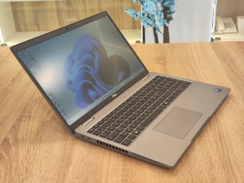 STATION Dell Precision 3590 ULTRA 7-155H 16Go DDR5 512GB NVMe 15.6" FHD IPS WIN 11