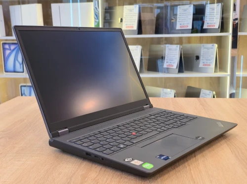( VENDU ) Station Lenovo ThinkPad P16 i7-12850HX 16G 512G RTX 2000 ADA 8G 16" IPS