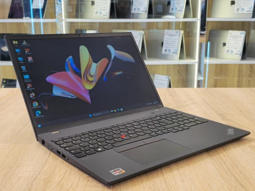 (VENDU) Station Lenovo ThinkPad P16s Gen-2 RYZEN 7 PRO 7840U/w 32G 512G NVME 16" IPS WIN11