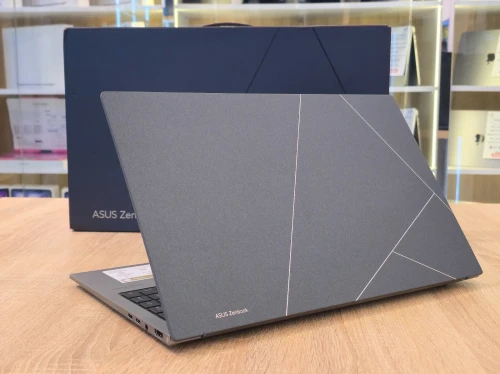 (VENDU) ASUS ZENBOOK UM3504D RYZEN 7-7735U 16G 512G SSD 15.6'' IPS WIN11 SOUS EMBALLAGE