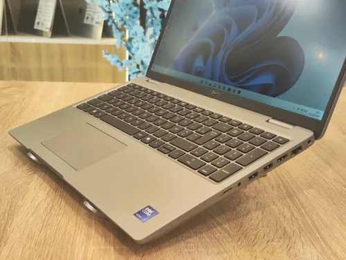 STATION Dell Precision 3590 ULTRA 7-155H 16Go DDR5 512GB NVMe 15.6" FHD IPS WIN 11
