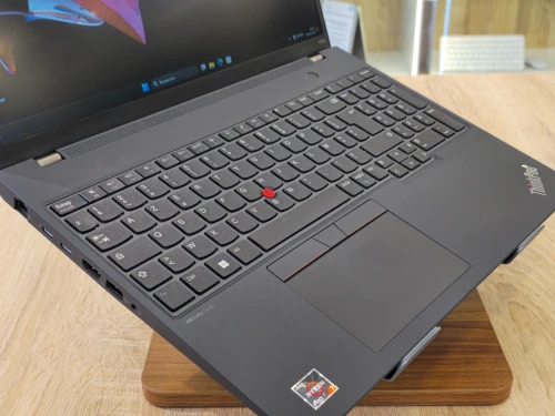 (VENDU) Station Lenovo ThinkPad P16s Gen-2 RYZEN 7 PRO 7840U/w 32G 512G NVME 16" IPS WIN11