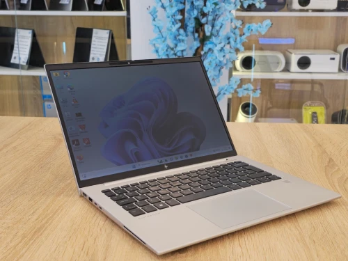 (VENDU) HP ELITEBOOK 845 G9 RYZEN 7 PRO 6850U 32G 256G SSD 14 FULL HD