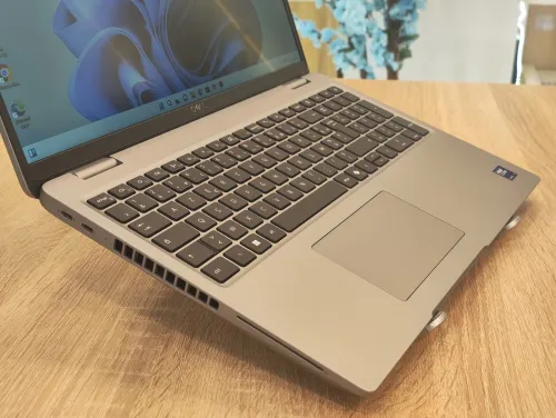 STATION Dell Precision 3590 ULTRA 7-155H 16Go DDR5 512GB NVMe 15.6" FHD IPS WIN 11