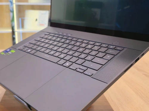 (VENDU) ASUS ROG ZEPHYRUS G16 2025 ULTRA 9 285H 32GB 1TB RTX 5070 16'' 2.5K OLED 240HZ