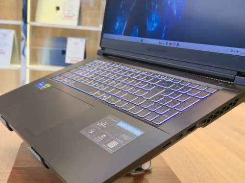 (VENDU) ERAZER DEFENDER I5-13420H 16G 512G SSD RTX4060 17.3' FHD 144HZ WIN11