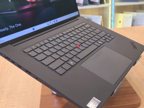 ( VENDU ) STATION LENOVO THINKPAD P1 GEN-7  ULTRA 9 185H 64G 2T  RTX 3000 ADA 16' 4K TACTIL