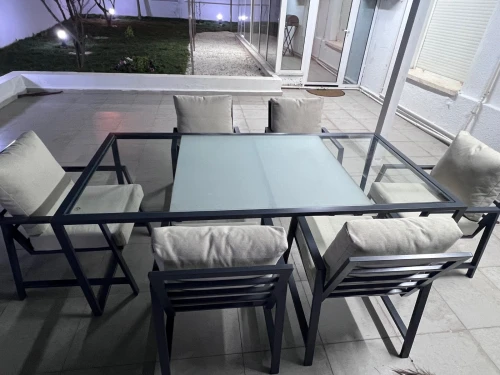 Salon et table de jardin