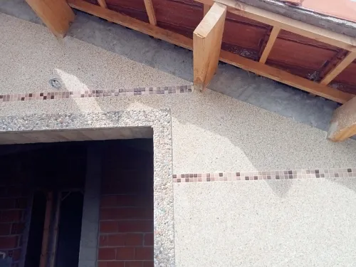 Revêtement et traitement de façade en mignonette et Grain de marbre 