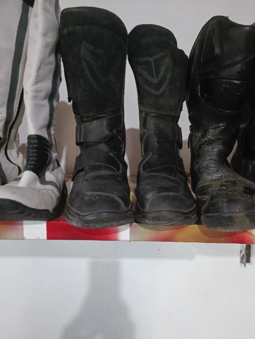 Les Boots spécial moto . Voir en bas la liste des modèles avec prix