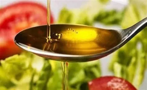 HUILES : naturelles de Coco et d'amande.  زيت جوز الهند وزيت الوز