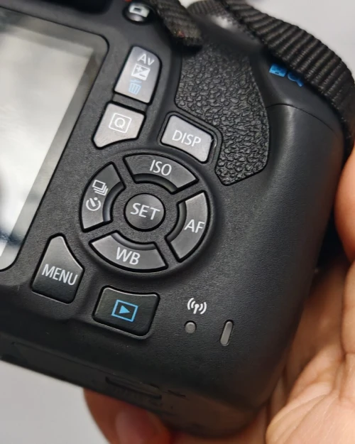 Canon 2000d. État neuf. 4k clics