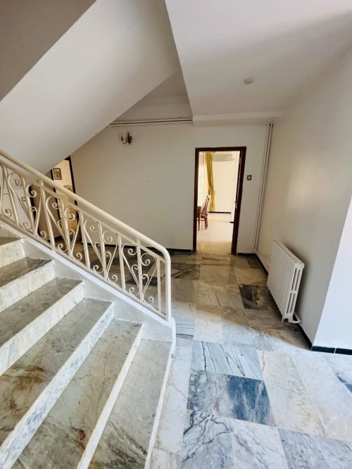 Location Appartement Niveau de villa F5 Alger Hydra