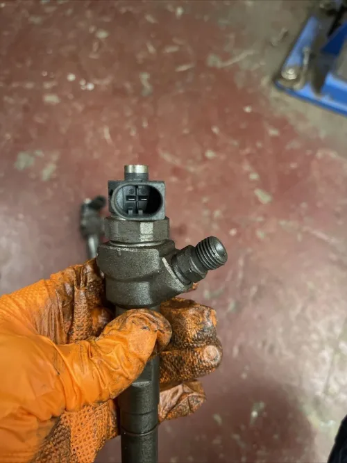 INJECTEUR  PASSAT GOLF 03L130277J