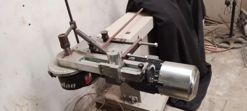 Equipement d'atelier semi-neuf avec guidage de production.