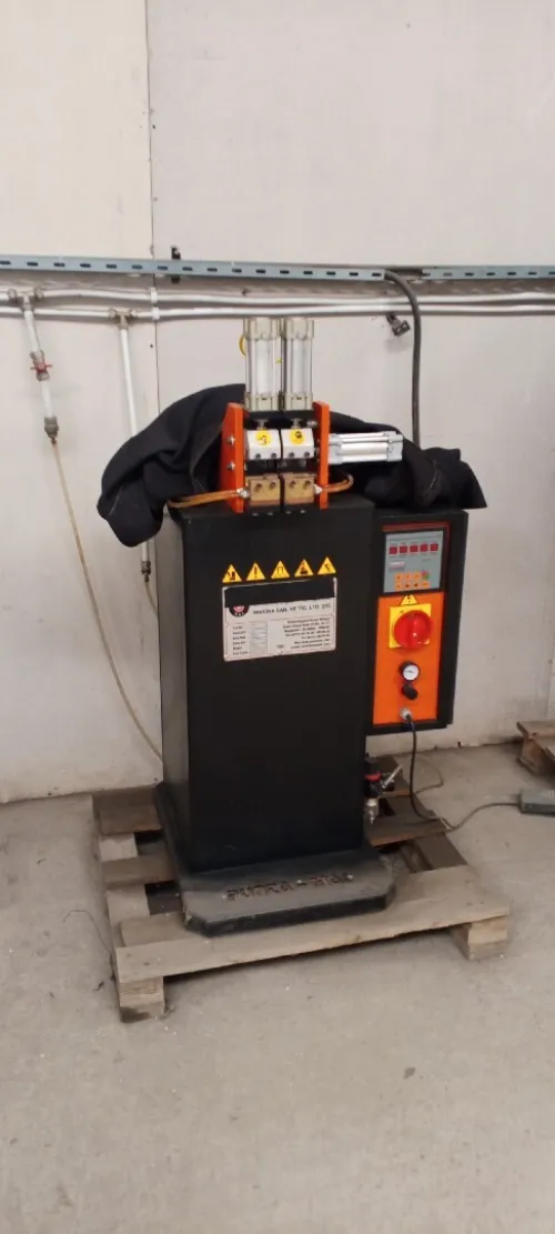 Equipement d'atelier semi-neuf avec guidage de production.