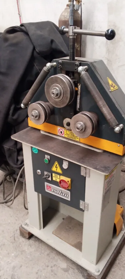 Equipement d'atelier semi-neuf avec guidage de production.