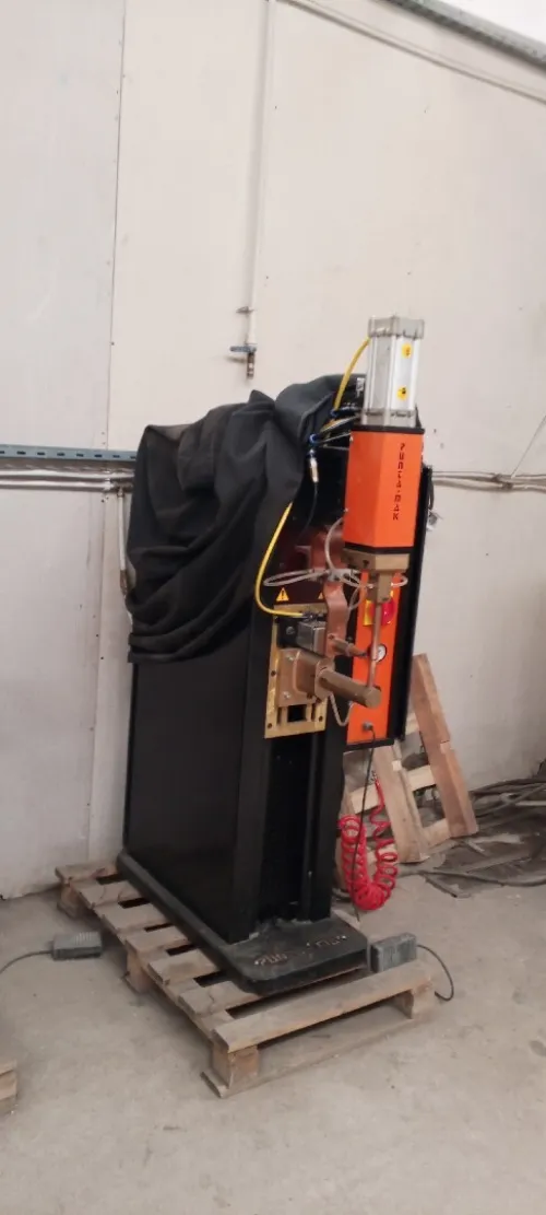 Equipement d'atelier semi-neuf avec guidage de production.
