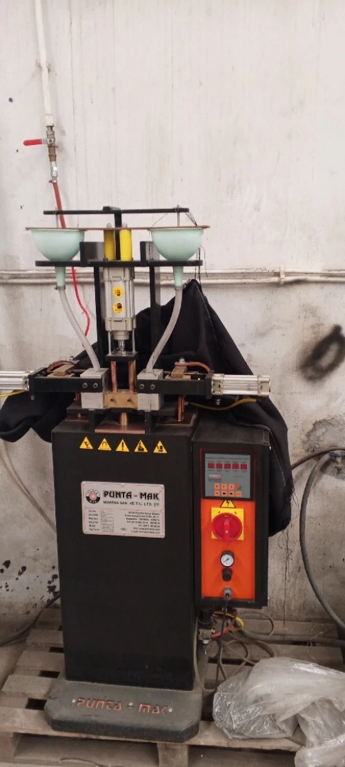 Equipement d'atelier semi-neuf avec guidage de production.