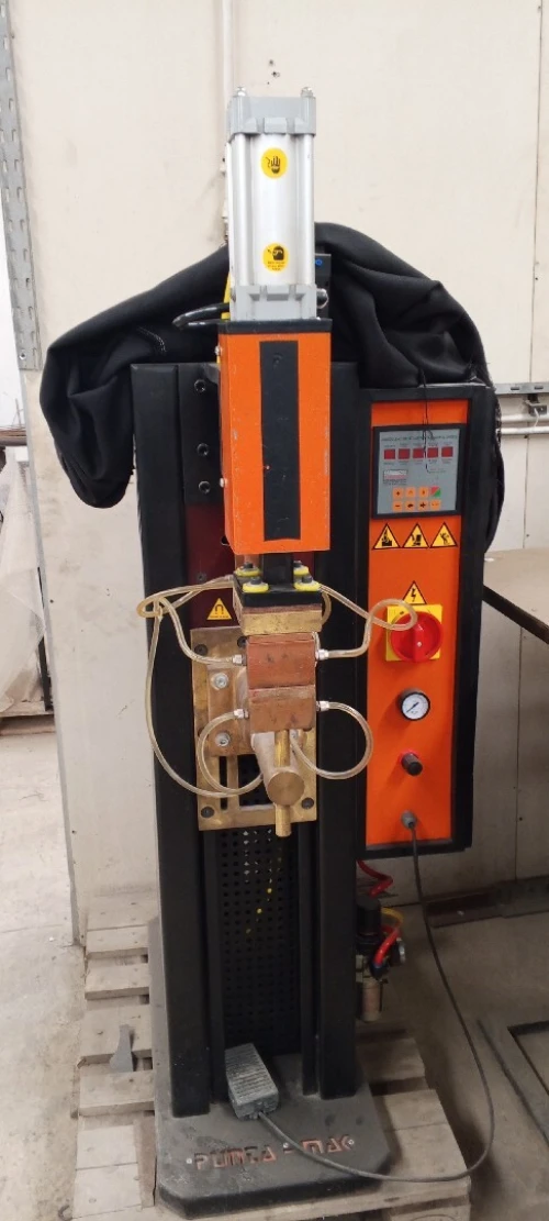 Equipement d'atelier semi-neuf avec guidage de production.