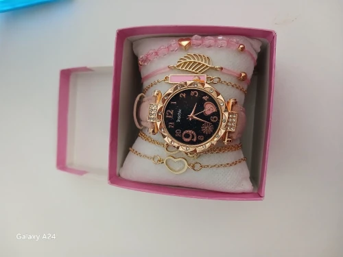 Un pack : une montre et 5 bracelet livraison gratuite 