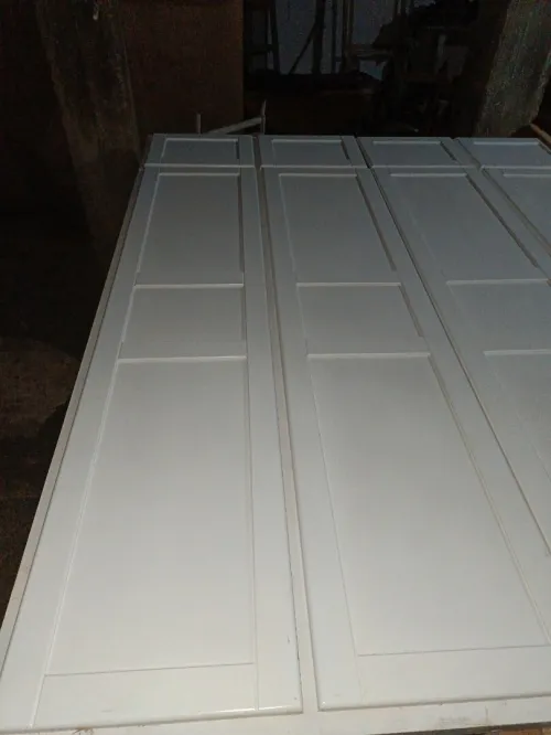 Placard en bois rauge couleur blanche 2.40m hauteur/2m largeur.