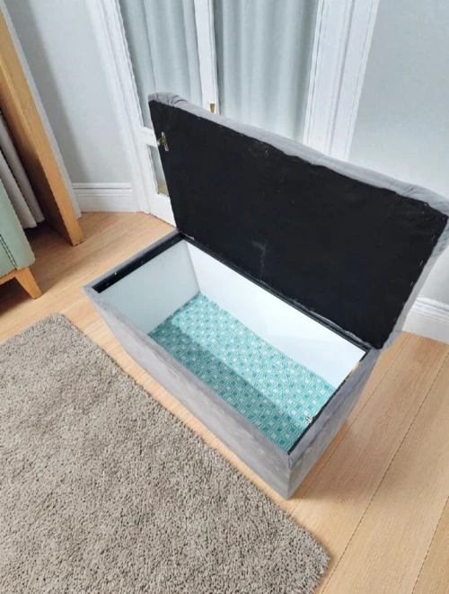 Coffre ottoman en tissu gris avec rangement intérieur d'occasion