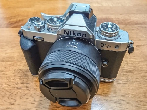 appareil photo nikon zfc  2k seulement + objectif nikkor z 40mm +f2.0 + smallrig L bracket