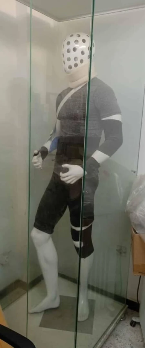 VITRINE AVEC MANEQUIN 