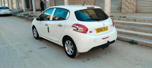 Peugeot 208 2015 Silver Line