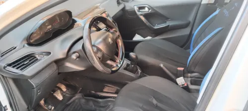 Peugeot 208 2015 Silver Line