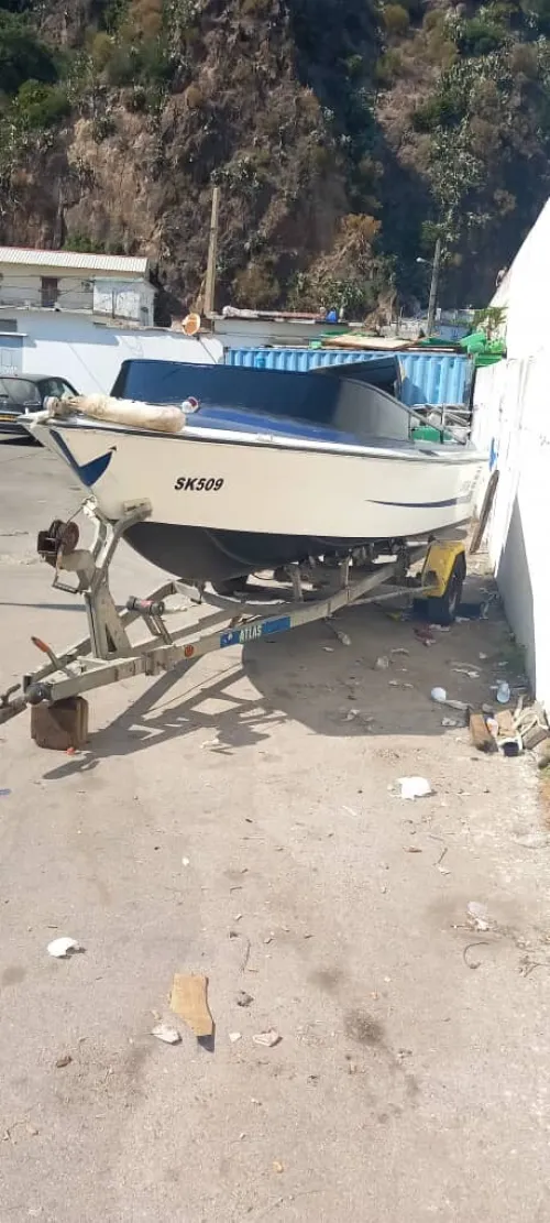 Hors-bord pollior avec poste à quia moteur Suzuki 65 CV ESS haja medifa  