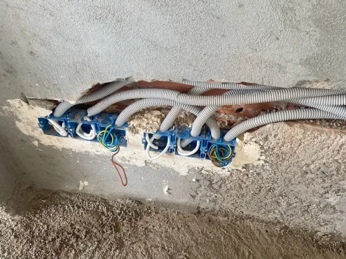 Installation de systèmes de réseau et de sécurité.تركيب أنظمة الشبكات والأمان
