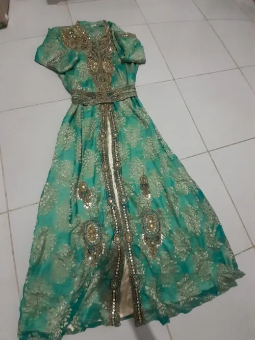 Caftan vert doré casi neuf avec ceinture 