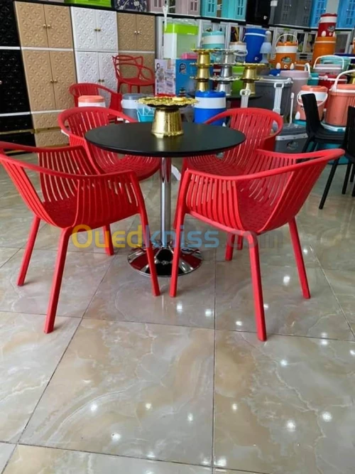 Tables et chaises en plastique