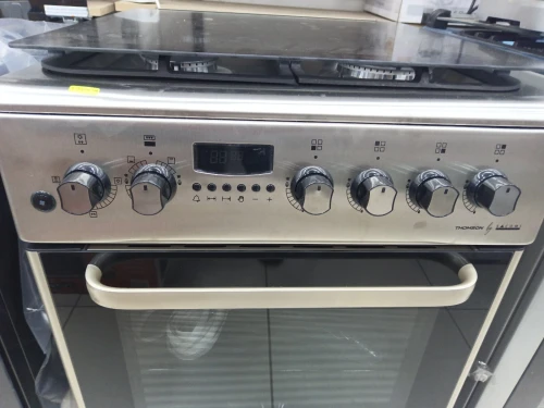 Promo cuisinière Thomson ventilé 4 feux inox fonte-wok TABOUNA avec afficheur