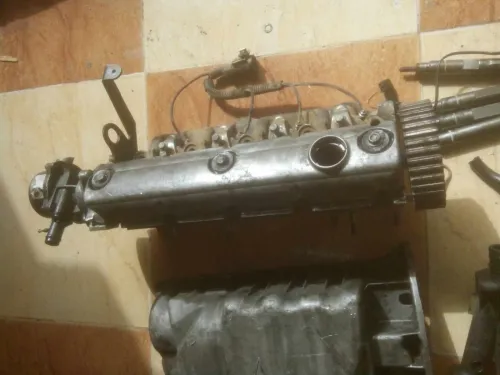 Culasse et calteur et quelqu piece de moteur megane dti 