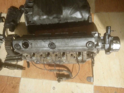 Culasse et calteur et quelqu piece de moteur megane dti 