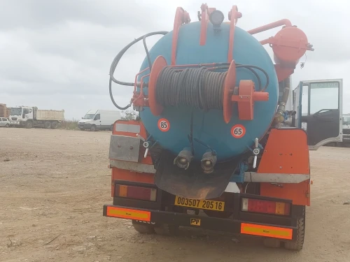 Camion hydrocureur débouchage curage des canalisations Vidange fosses. 
