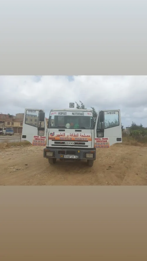Camion hydrocureur débouchage curage des canalisations Vidange fosses. 