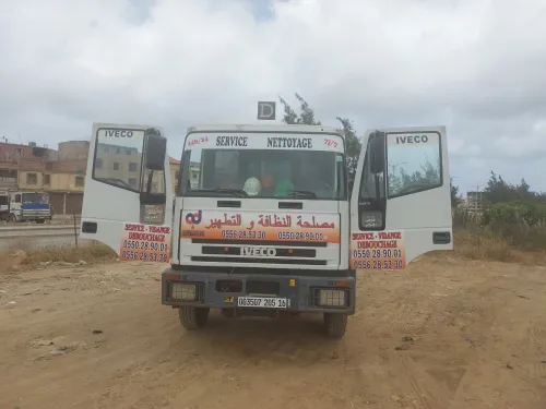 Camion hydrocureur débouchage curage des canalisations Vidange fosses. 