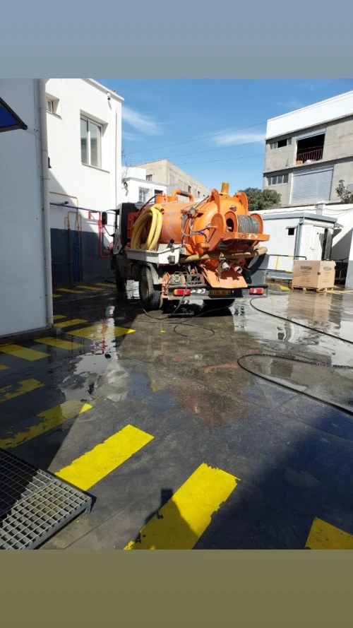 Camion hydrocureur débouchage curage des canalisations Vidange fosses. 
