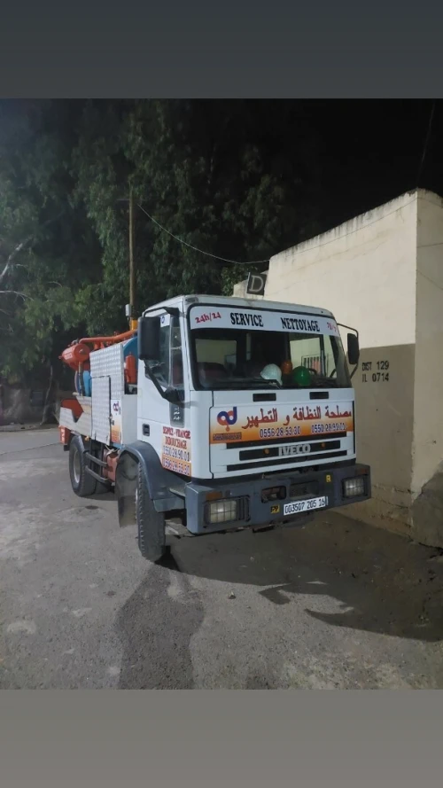 Camion hydrocureur débouchage curage des canalisations Vidange fosses. 
