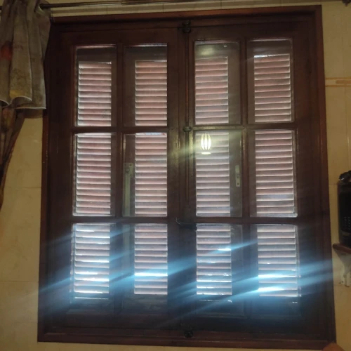 deux fenêtres et porte fenêtré en bois rouge+ persiennes