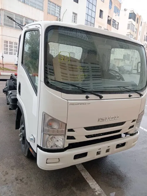 Izuzu Np 2025
