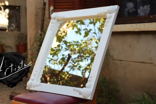 Miroir blanc en bois et coquillages. 