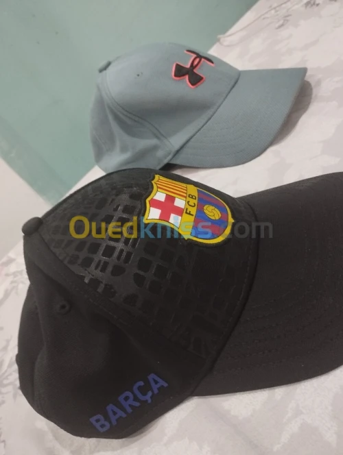 Casquette Under Armour verte originale + casquette noire FC Barcelone originale (produits Canadiens)