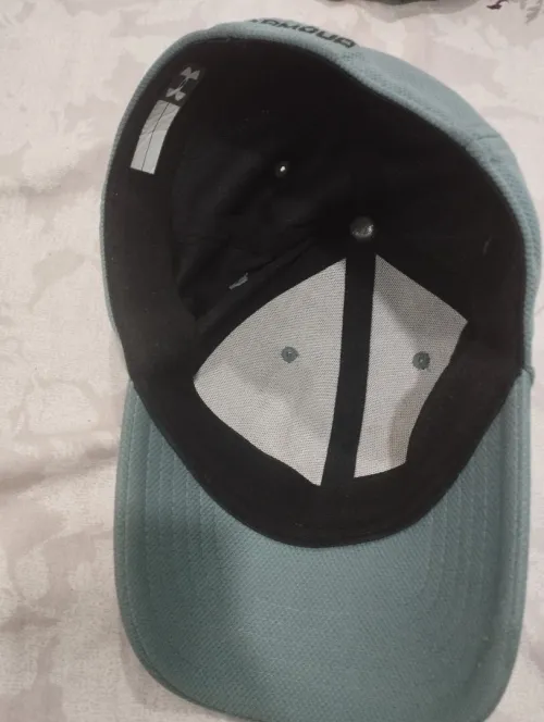 Casquette Under Armour verte originale + casquette noire FC Barcelone originale (produits Canadiens)