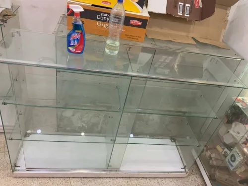 3 armoire + 2 vitrine +comptoir caiss