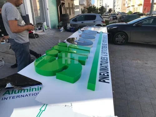 construction des panneaux publicitaire et enseignes lumineuses  en lettre en boitier